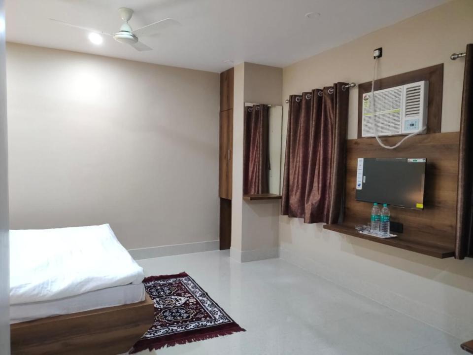 Hotel Vaishnavi Near Baba Dham Temple 德奥加尔 外观 照片